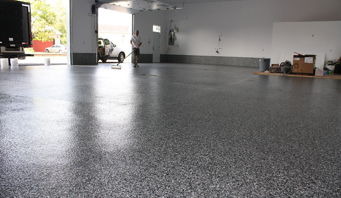 Grand garage avec sol résine époxy flake anthracite