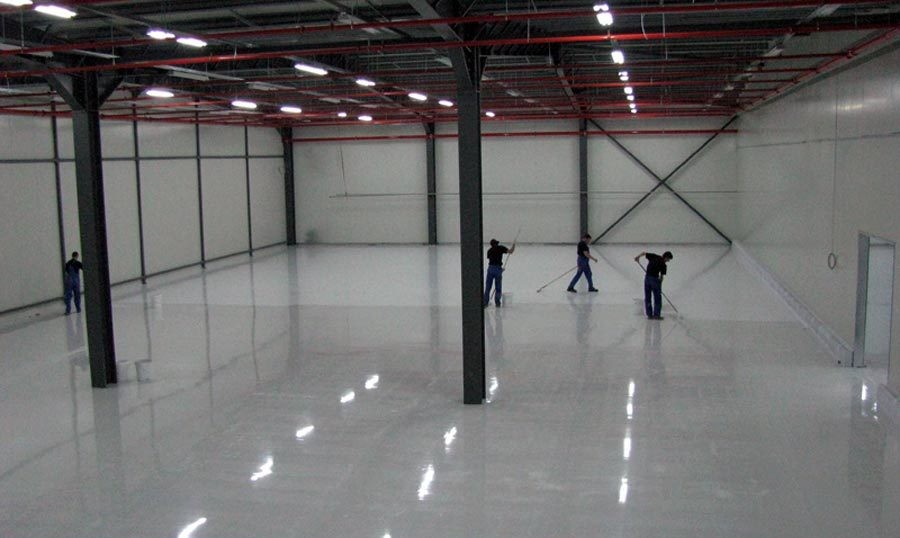 Hangar de stockage avec sol en résine époxy brillante