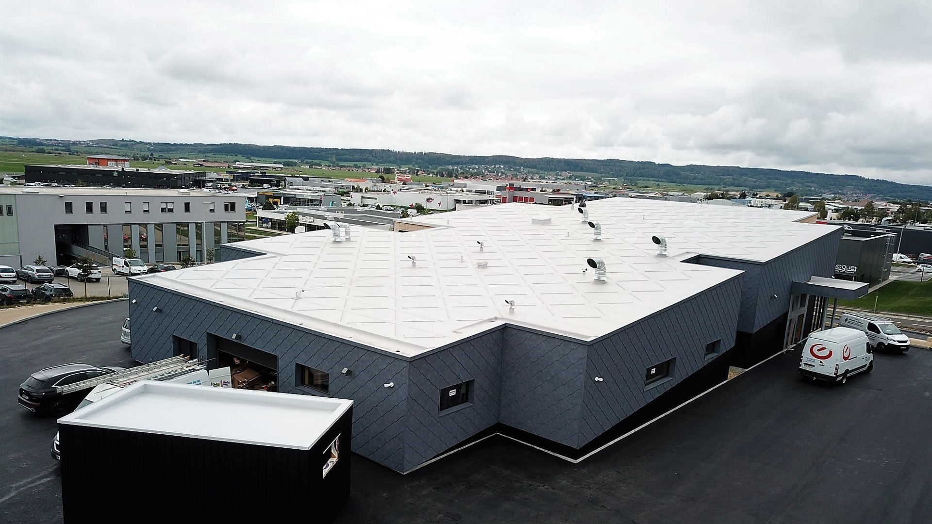 Toiture industrielle traitée avec le revêtement thermo-réflectif ThermicRoof
