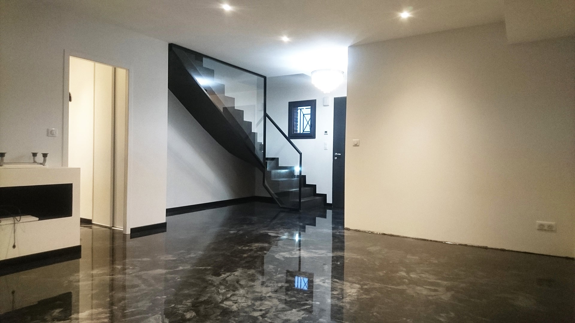Sol en résine décorative gris anthracite pour hall d'entrée résidentiel
